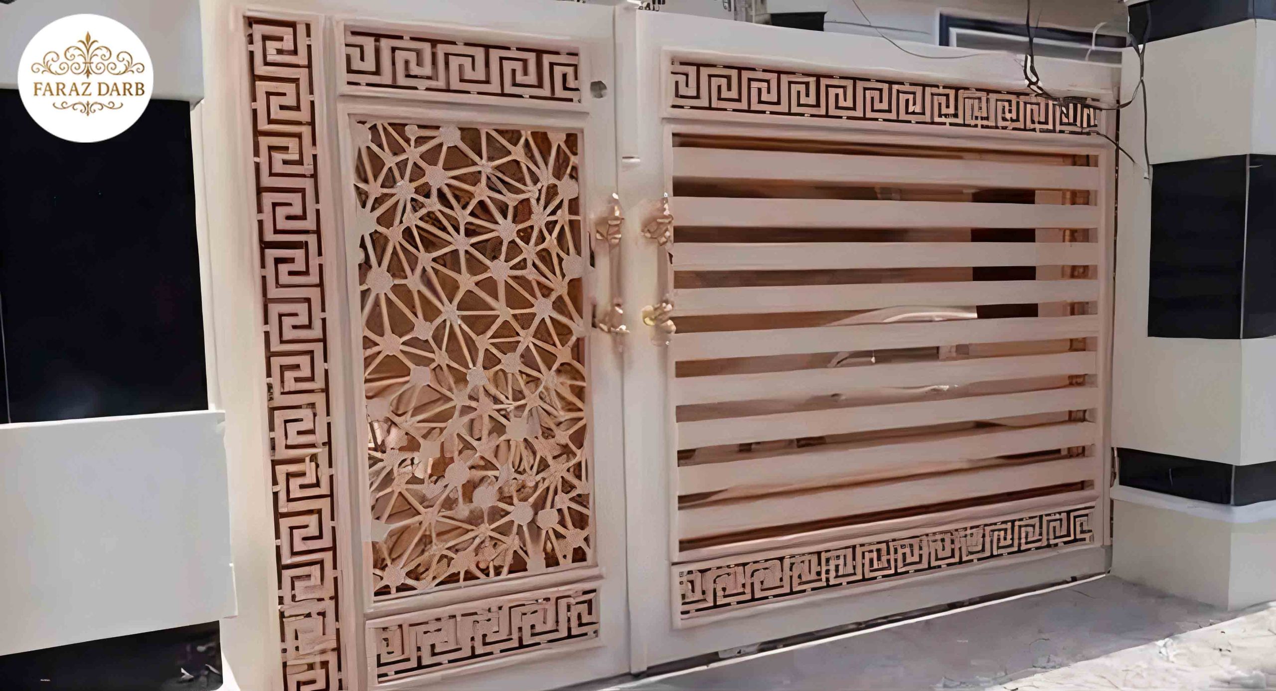 درب حیاط با شیشه‌های دکوراتیو و فریم مسی