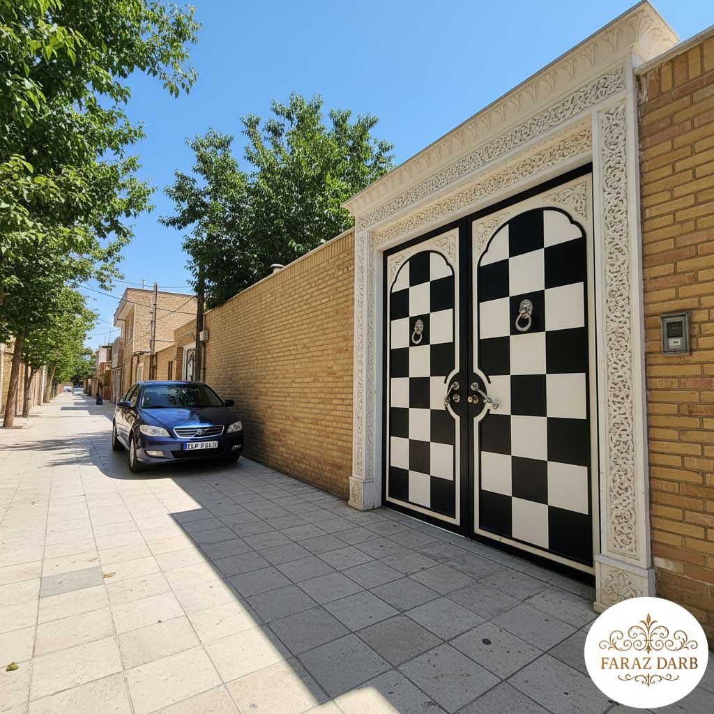 درب حیاط با طرح شطرنجی سفید و مشکی