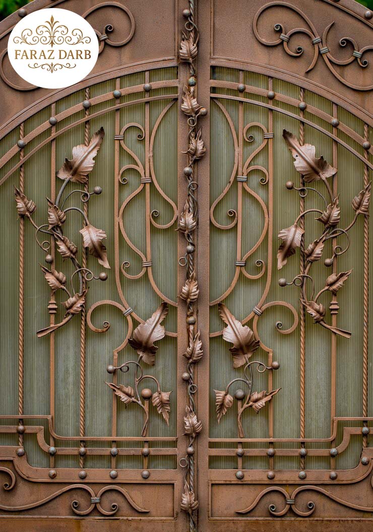 درب حیاط دولنگه با قاب مسی برجسته