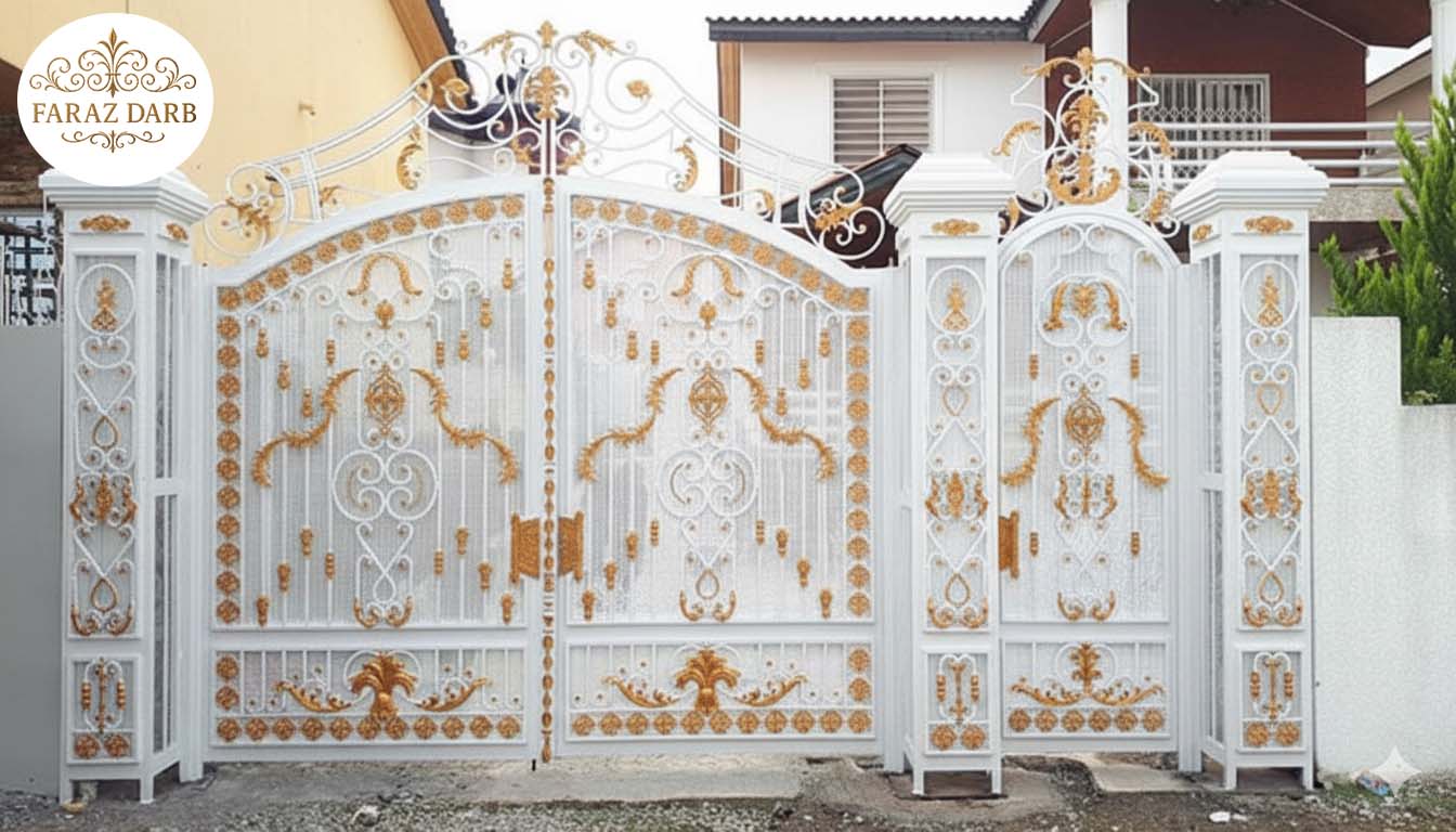 درب حیاط فرفورژه سفید با گل‌های مسی