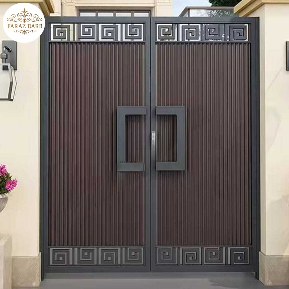 درب حیاط مینیمال با نوارهای مسی عمودی