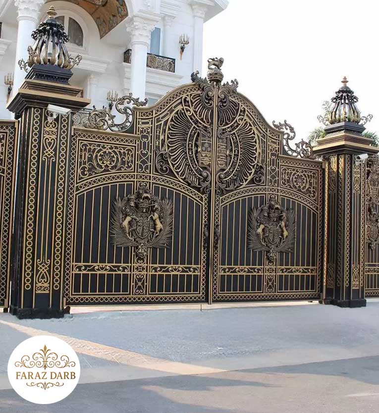 درب حیاط کلاسیک با پتینه‌کاری مسی