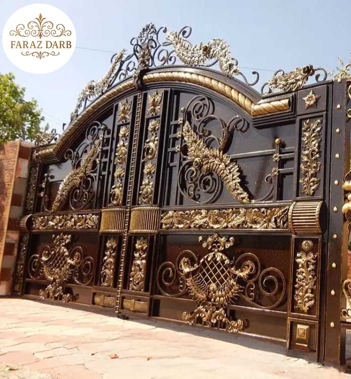 درب حیاط کلاسیک با پتینه‌کاری مسی