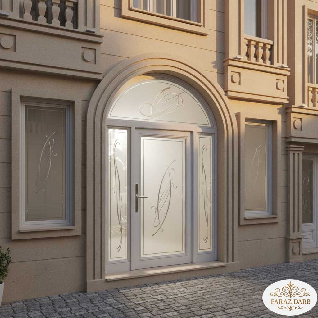 درب حیاط ترکیب سفید و نقره‌ای با شیشه‌های سندبلاست