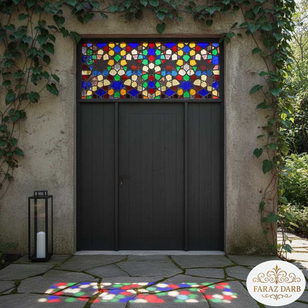 تصویر دربی فلزی شیشه‌های رنگی کوچک در قسمت بالایی آن