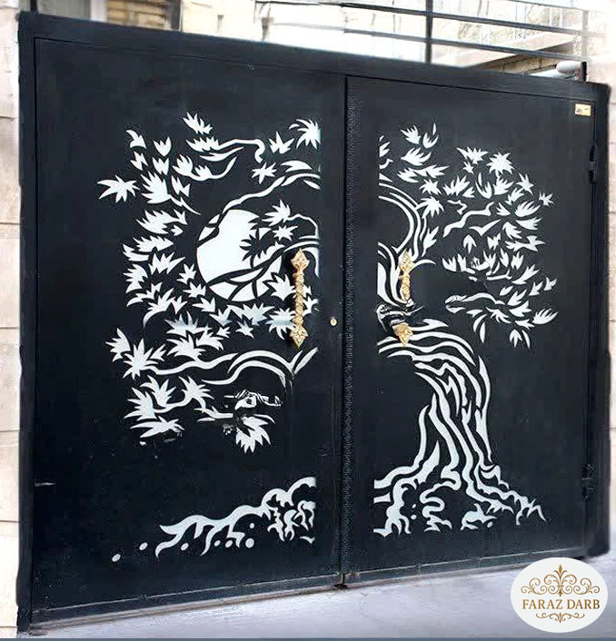 تصویر یک درب پارکینگ فلزی مدرن که روی آن طرح گره چینی با دستگاه CNC برش خورده است