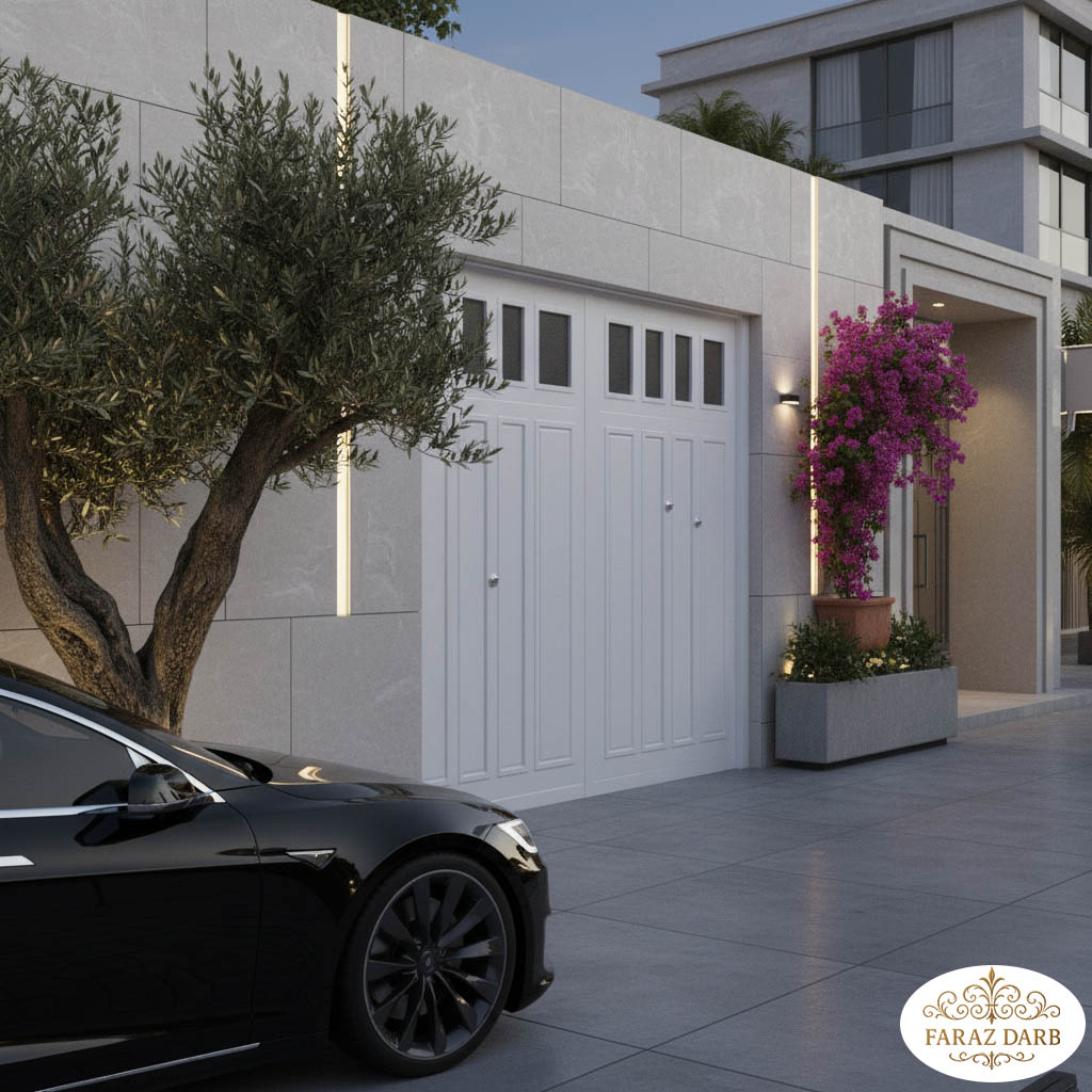 درب سفید با درخشش بسیار ملایم صدفی در کنار چارچوب طوسی پلاتینی یا روشن