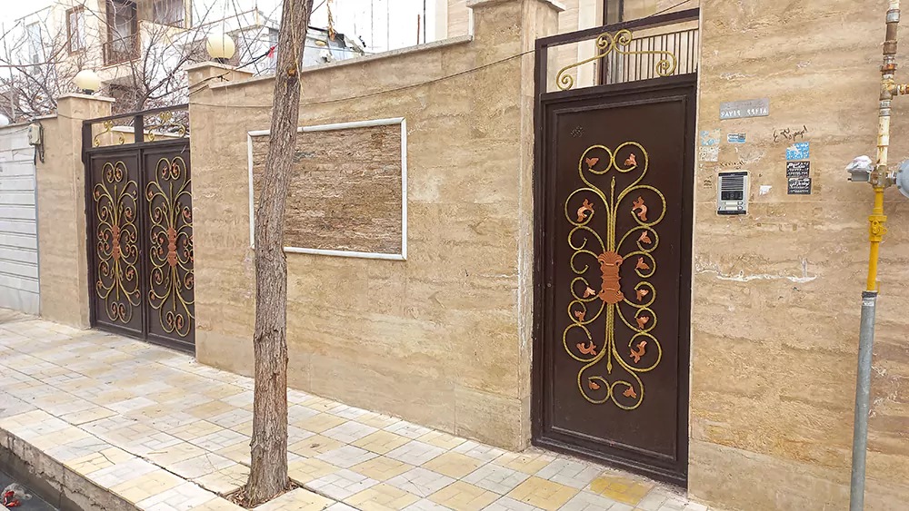 درب حیاط کرم قهوه ای