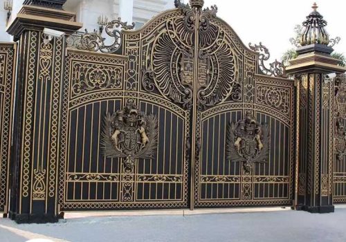 درب حیاط کلاسیک با پتینه‌کاری مسی