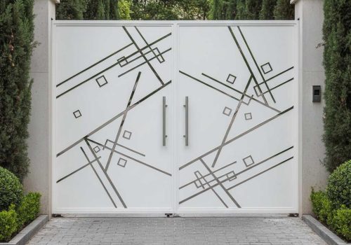 درب سفید با طرح‌های هندسی نقره‌ای